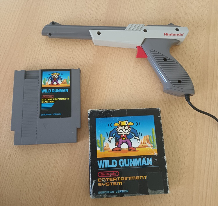 Zapper für NES und Spiel Wild Gun Man mit Hülle daneben