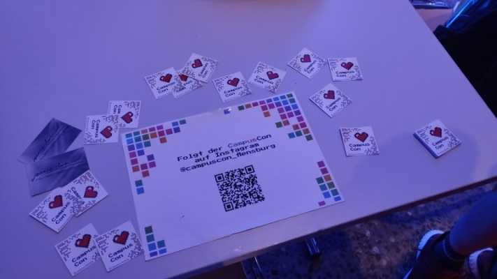 Sticker und ein Hinweisschild auf einem Tisch