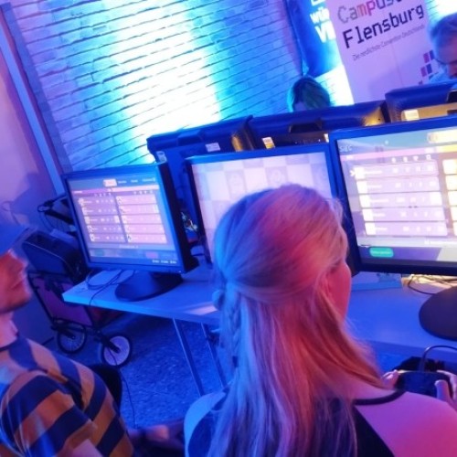 Personen an Konsolen beim Spielen